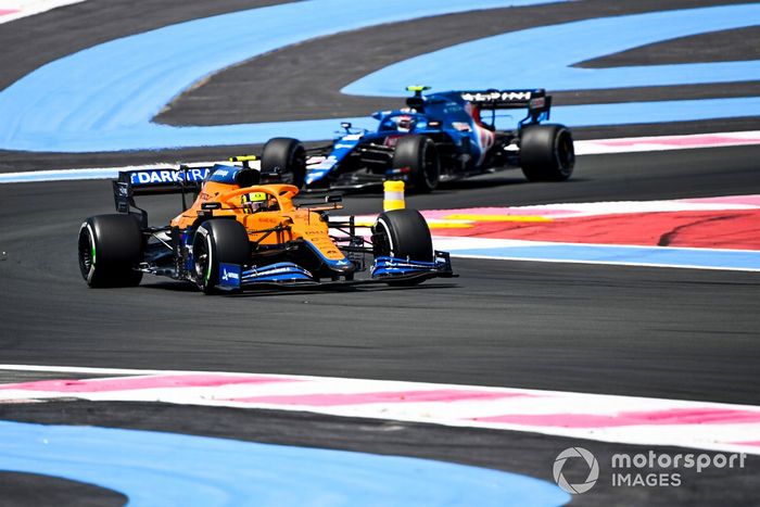 Lando Norris, McLaren MCL35M, Esteban Ocon, Alpine A521