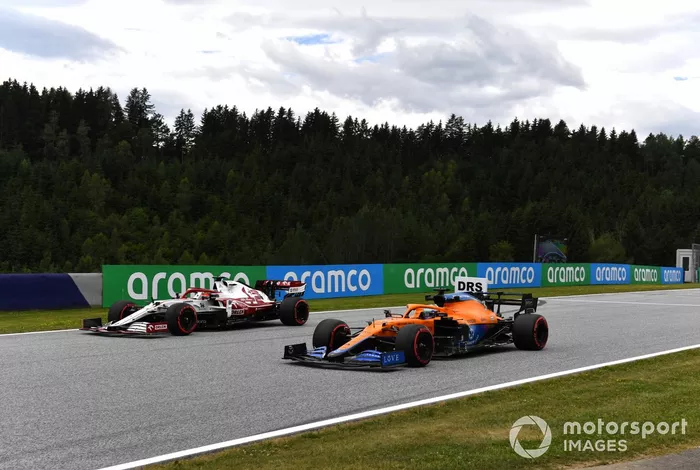 Daniel Ricciardo, McLaren MCL35M, Kimi Raikkonen, Alfa Romeo Racing C41