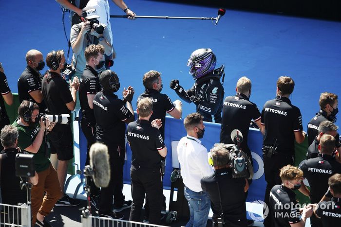 Ganador de la pole Lewis Hamilton, de Mercedes, es felicitado por su equipo tras conseguir su 100ª pole position