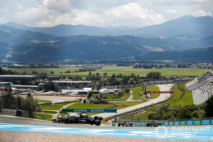 Lewis Hamilton, Mercedes W12, Valtteri Bottas, Mercedes W12, y Pierre Gasly, AlphaTauri AT02