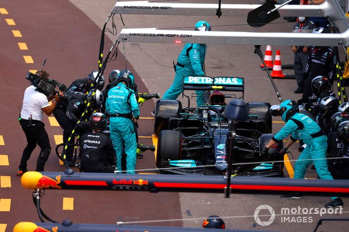 Valtteri Bottas, Mercedes W12, en pits con problemas técnicos relacionados con su rueda delantera derecha