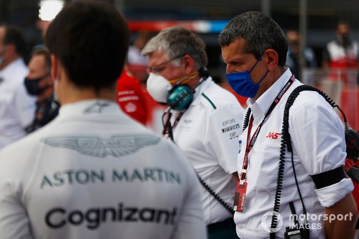 Otmar Szafnauer, director del equipo y consejero delegado de Aston Martin F1, Guenther Steiner, director del equipo Haas F1, y los demás pilotos y personal guardan un minuto de silencio por el fallecido Mansoir Ojjeh en la parrilla