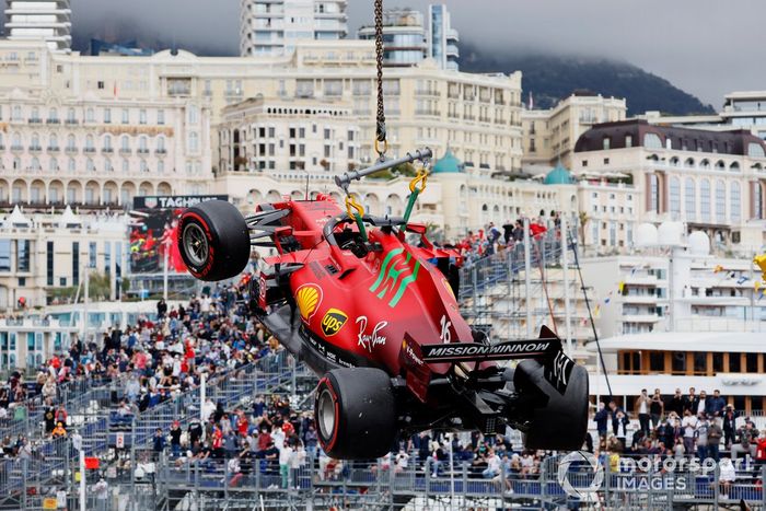 El monoplaza de Charles Leclerc, el Ferrari SF21, es levantado con una grúa