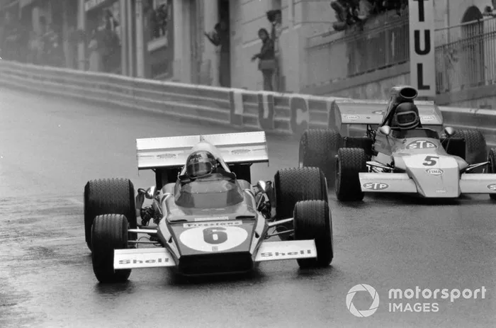 Jacky Ickx, Ferrari 312B2 leads Mike Beuttler, March 721G Ford