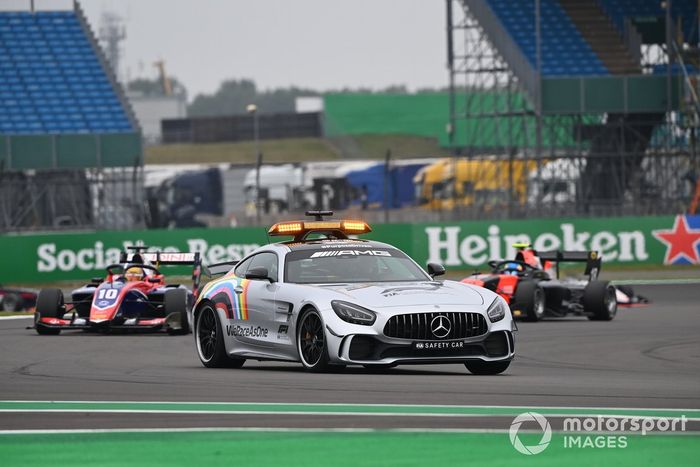 El coche de seguridad, delante de Lirim Zendeli, Trident 