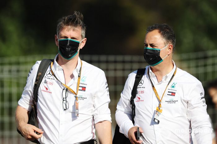 James Allison, director técnico de Mercedes AMG, y Ron Meadows, director deportivo de Mercedes AMG 