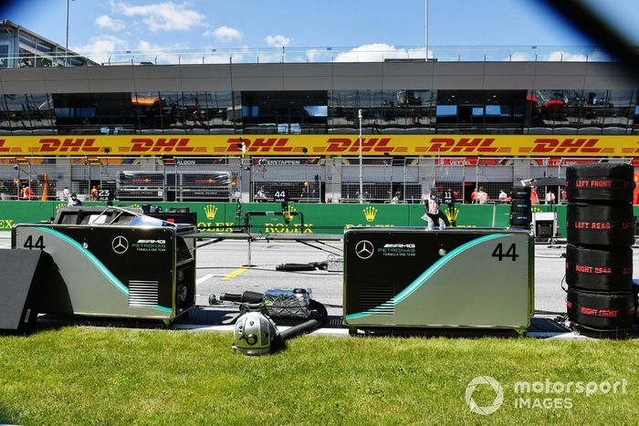 El equipo de Mercedes se prepara en la parrilla