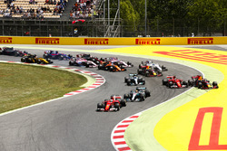 Sebastian Vettel, Ferrari SF70H, Lewis Hamilton, Mercedes AMG F1 W08, Kimi Raikkonen, Ferrari SF70H, Max Verstappen, Red Bull Racing RB13, Valtteri Bottas, Mercedes AMG F1 W08, et le reste du peloton, au départ