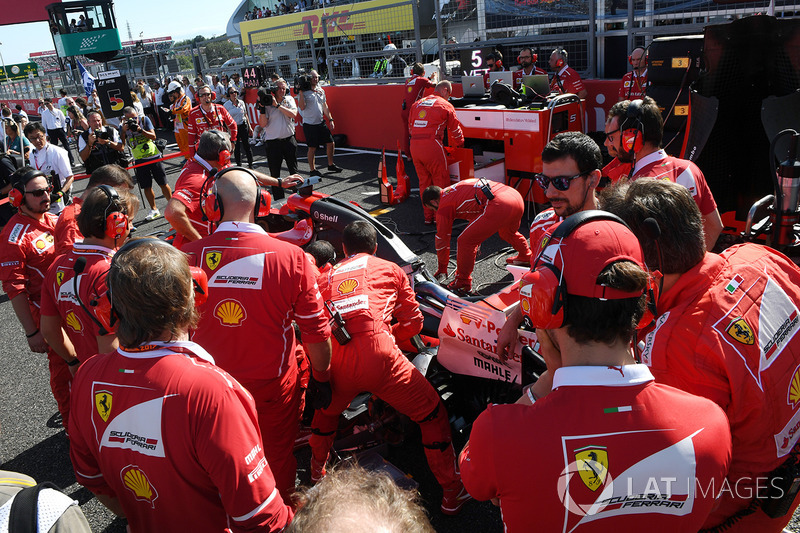 Ferrari mechanics observe the car of Sebastian Vettel, Ferrari SF70H, technical issues
