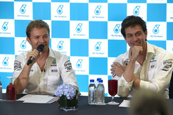 Nico Rosberg, Mercedes AMG F1, mit Toto Wolff, Mercedes-Sportchef