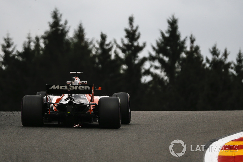 Fernando Alonso, McLaren MCL32 and sparks