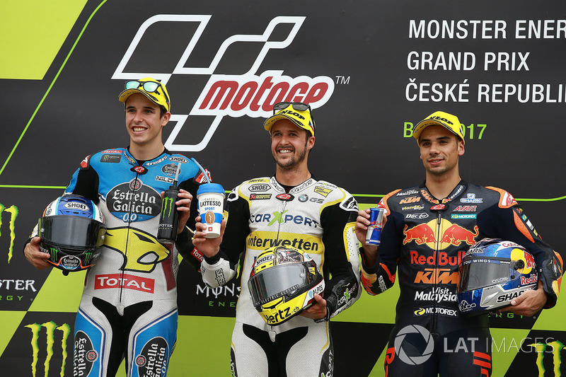 Podium : le vainqueur, Thomas Luthi, CarXpert Interwetten, le deuxième, Alex Marquez, Marc VDS, et le troisième, Miguel Oliveira, Red Bull KTM Ajo