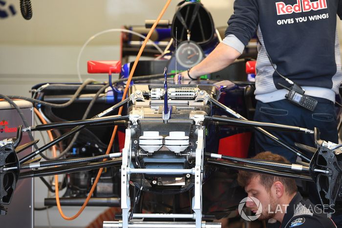 Scuderia Toro Rosso STR12, detalle de la suspensión delantera y el chasis