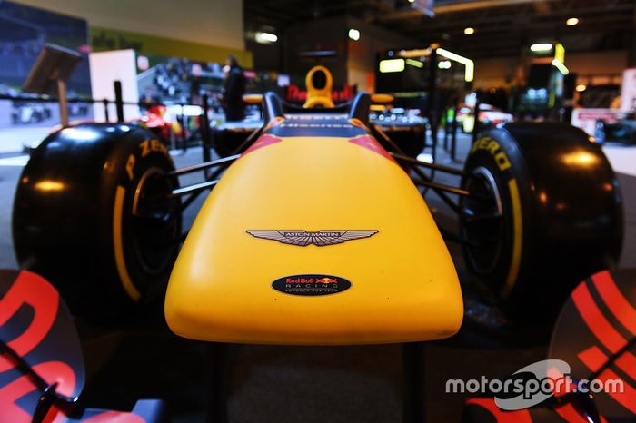 Logo de Aston Martin en el morro de un Red Bull