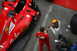 Lewis Hamilton, Mercedes AMG, célèbre sa victoire avec Sebastian Vettel, Ferrari