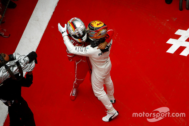 Ganador Lewis Hamilton, Mercedes AMG, felicita a Sebastian Vettel, Ferrari, en parc ferme