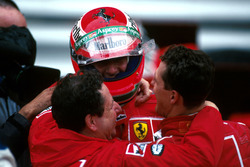 Le vainqueur Michael Schumacher, Ferrari F310B, Jean Todt et Eddie Irvine, Ferrari F310B
