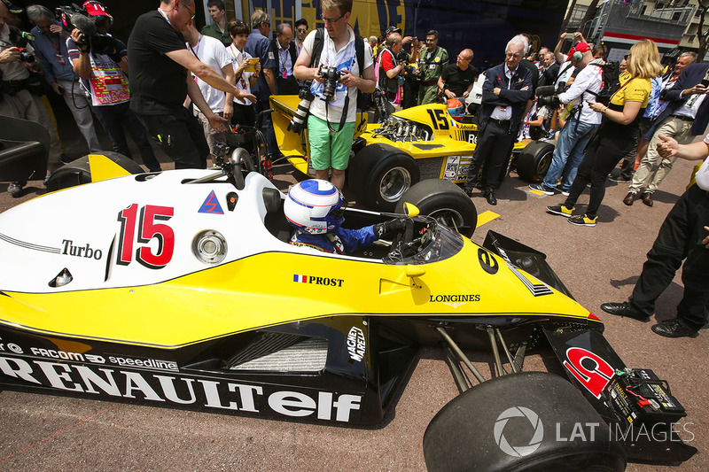 Ален Прост, Renault Sport F1 Team RE40, и Жан-Пьер Жабуй, Renault Sport F1 Team RS01