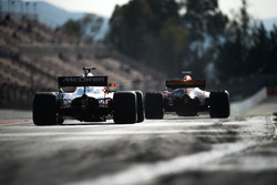 Stoffel Vandoorne, McLaren MCL32 et Max Verstappen, Red Bull Racing RB13