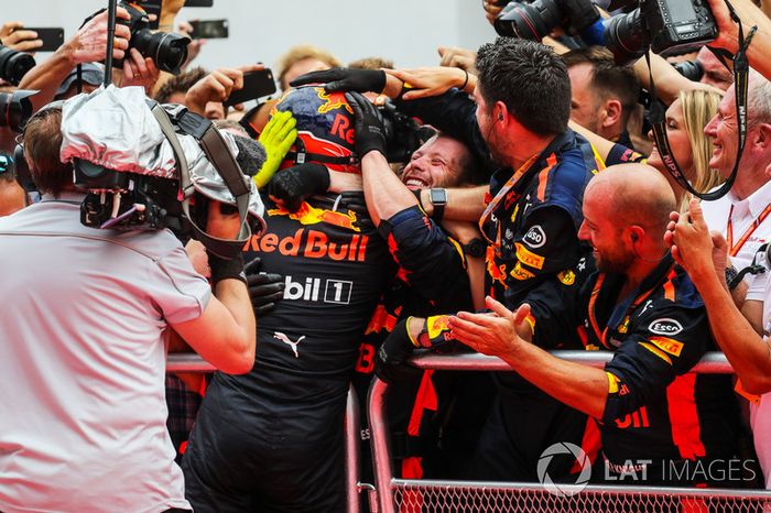 El ganador de la carrera, Max Verstappen, Red Bull Racing, celebra en el parque cerrado.