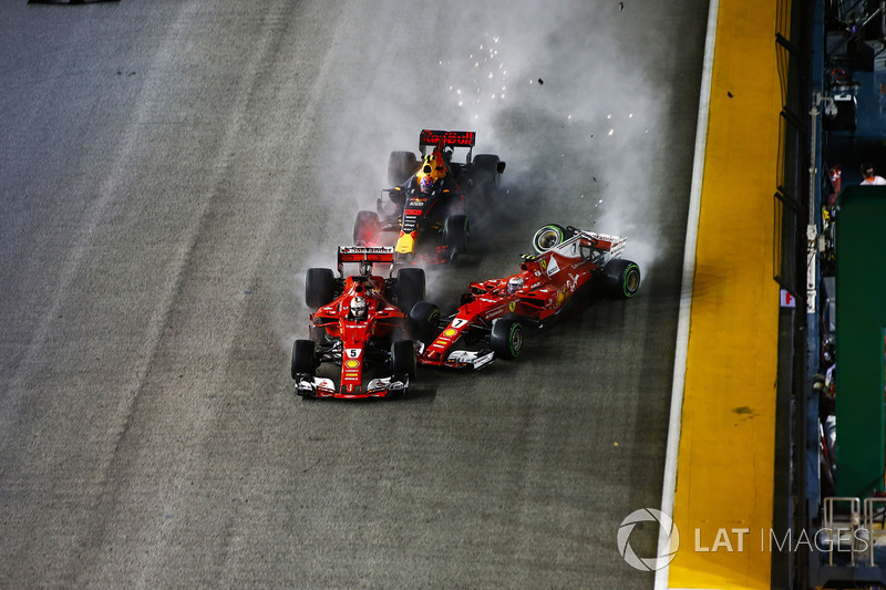 Choque de Sebastian Vettel, Ferrari SF70H,  Kimi Raikkonen, Ferrari SF70H y Max Verstappen, Red Bull Racing RB13 en la arrancada