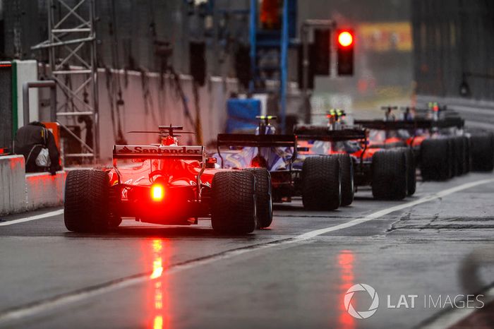 Filas de coches para dejar el pit lane