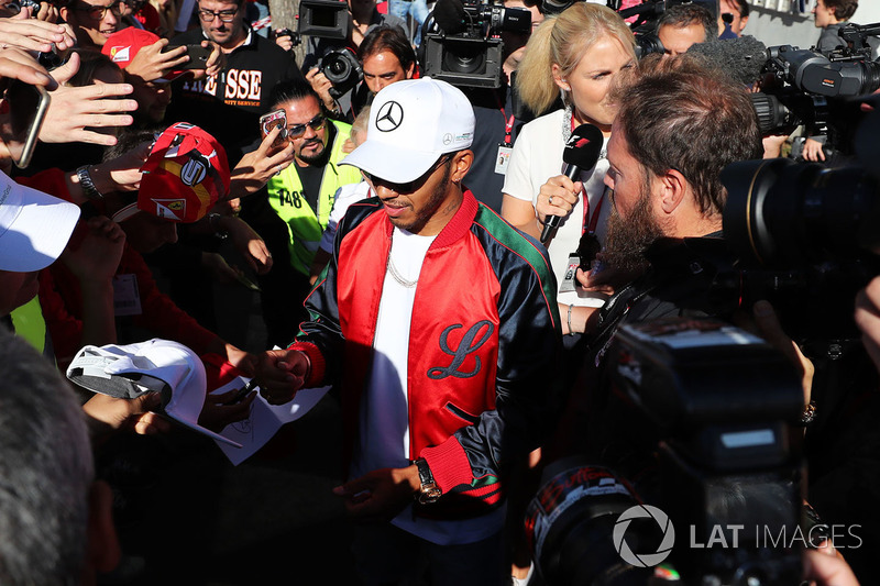 Lewis Hamilton, Mercedes AMG F1 firma autógrafos