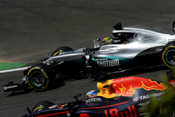 Льюис Хэмилтон, Mercedes AMG F1 W07 Hybrid, и Даниэль Риккардо, Red Bull Racing RB12