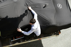 Машину Mercedes AMG F1 W07 Hybrid Льюиса Хэмилтона, Mercedes AMG F1 возвращается на пит-лейн на эвак