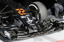 McLaren MP4-31, l'ala anteriore