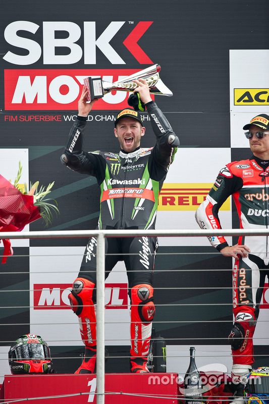 Tom Sykes Kawasaki Racing Team en el podio
