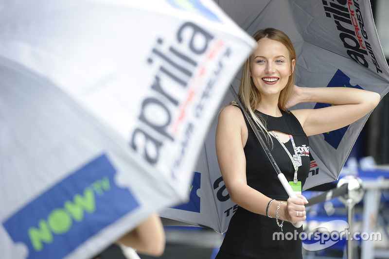 Чарівна дівчина Aprilia
