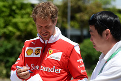 Sebastian Vettel, Ferrari, firma autografi ai fan