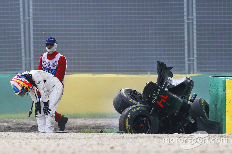 Fernando Alonso, McLaren MP4-31 sort de sa voiture après un énorme accident