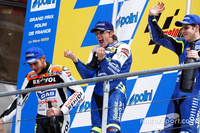 Podio: 1º Sete Gibernau, 2º Valentino Rossi, 3º Alex Barros