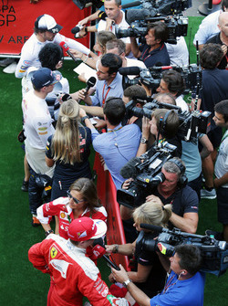 Фернандо Алонсо, McLaren; Макс Ферстаппен, Red Bull Racing; и Кими Райкконен, Ferrari со СМИ