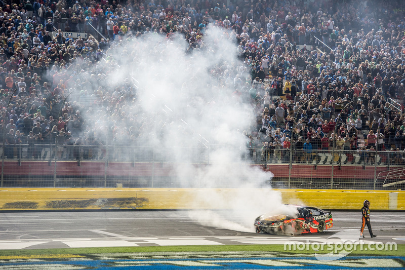 Tony Stewart, Stewart-Haas Racing Chevrolet crash