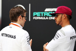 (da sx a dx): Peter Bonnington, Mercedes AMG F1 Race Engineer con Lewis Hamilton, Mercedes AMG F1