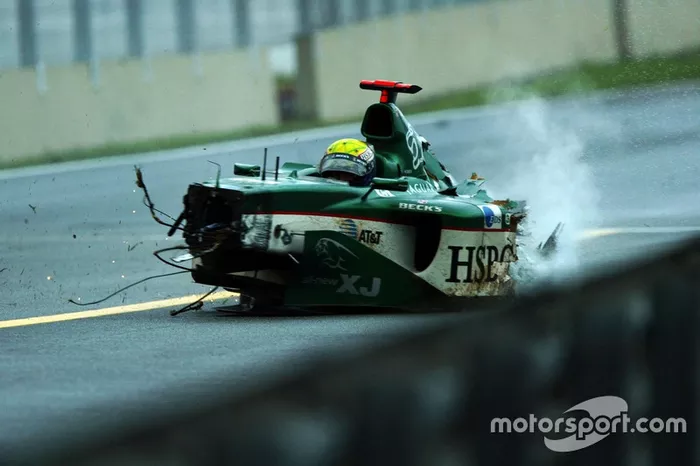 En 2003, el Gran Premio de Brasil terminó sólo dos semanas después de su realización. Todo porque en la vuelta 54, Mark Webber golpeó muy fuerte causando la entrada del Safety Car, pero Fernando Alonso golpeó en el mismo punto cuando impactó contra una de las llantas del coche del australiano. 