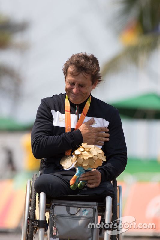 Podio: ganador medalla de oro Alex Zanardi