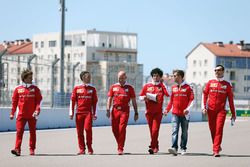 Sebastian Vettel, Ferrari anda el circuito con el equipo