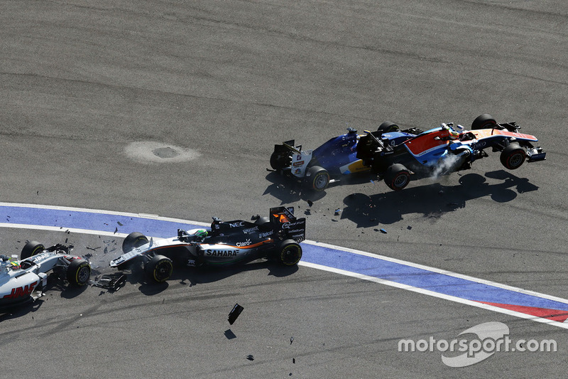 Accidente al inicio de Marcus Ericsson, Sauber C35, Rio Haryanto, Manor Racing MRT05, Esteban Gutiér