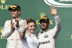 Льюис Хэмилтон, Mercedes AMG F1, и Виктория Ваулз, директор Mercedes AMG F1 по работе с партнерами