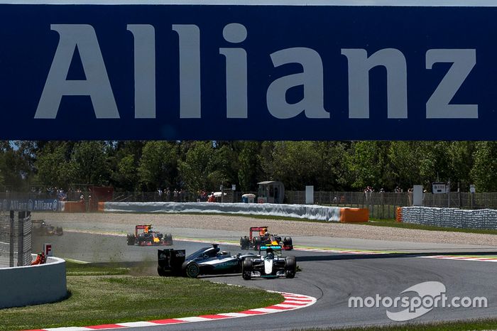 Lewis Hamilton, Mercedes AMG F1 W07 Hybrid y Nico Rosberg, Mercedes AMG F1 W07 Hybrid chocan en la primera vuelta de la carrera