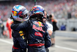 Daniel Ricciardo, Red Bull Racing and Lewis Hamilton, Mercedes AMG F1 Team