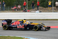 Carlos Sainz Jr., Scuderia Toro Rosso STR11 y Kevin Magnussen, Renault Sport F1 Team RS16 batalla po