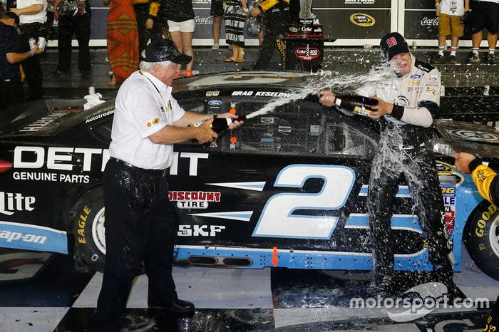 A vitória foi de Brad Keselowski, a terceira dele do ano e a centésima da Penske.