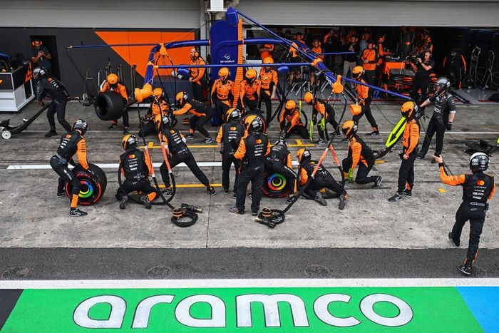 El equipo de boxes de McLaren 