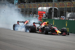 L'incidente tra Max Verstappen, Red Bull Racing RB14 e Daniel Ricciardo, Red Bull Racing RB14