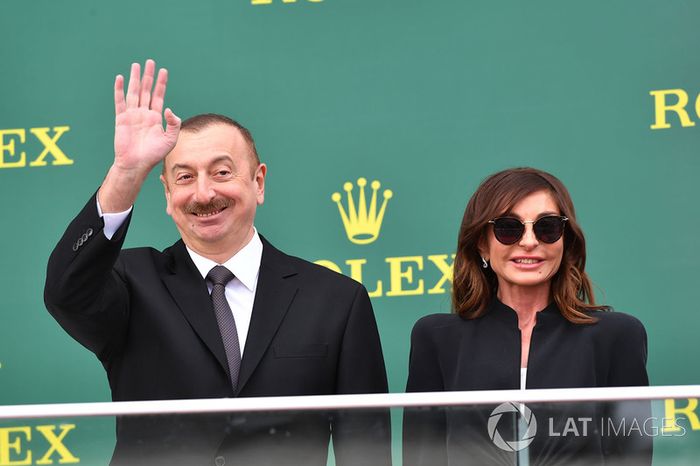 Illham Aliyev, Presidente de Azerbaiyán en el podio